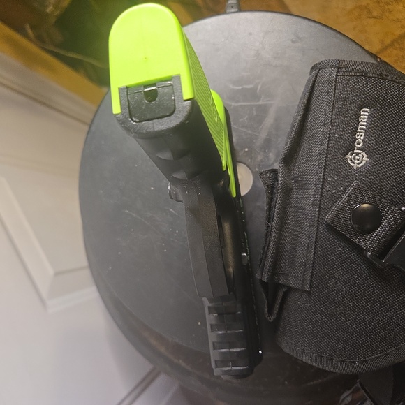 Crosman Z11 Zombie Eliminator Air Soft With Black and Green Holster - Picture 5 of 6